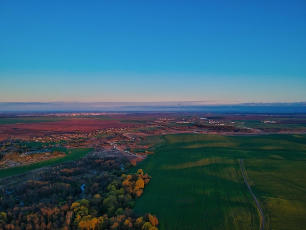 Prachtig uitzicht op een landbouwveld tegen de lucht