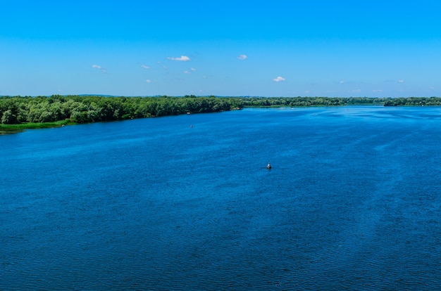 Foto prachtig uitzicht op een rivier de dnjepr in de zomer