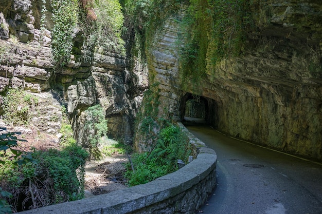 Prachtig uitzicht op een Strada Della Forra in Italië op een zonnige dag