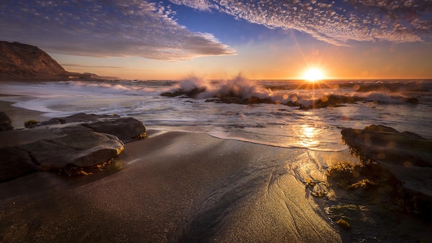 Prachtig uitzicht op een strand met tijden tijdens de zonsondergang