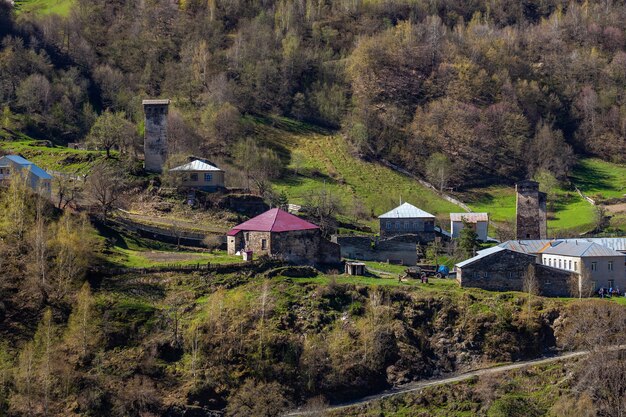 Prachtig uitzicht op het bergdorp in Boven-Svaneti. Georgië