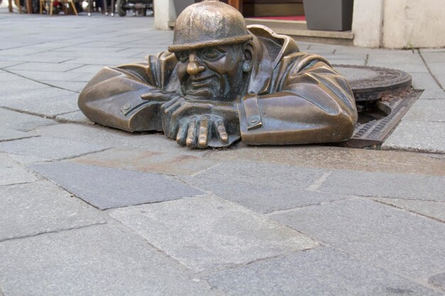 Prachtig uitzicht op het beroemde beeldhouwwerk in de oude stad van Bratislava