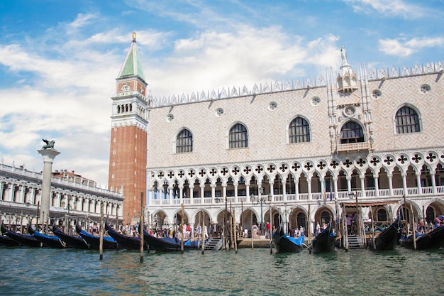 Prachtig uitzicht op het Dogenpaleis en de Basiliek van San Marco in Venetië, Italië