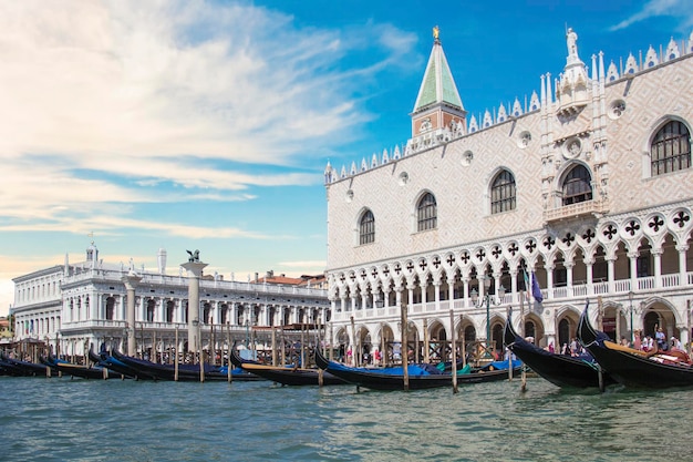 Prachtig uitzicht op het Dogenpaleis en de basiliek van San Marco in Venetië, Italië