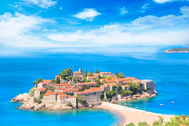 Prachtig uitzicht op het eiland-resort van St. Stefan (Sveti Stefan) aan de Budva Riviera, Budva, Monten