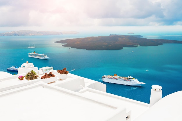 Prachtig uitzicht op het eiland Santorini, Griekenland. Witte architectuur en blauwe zee