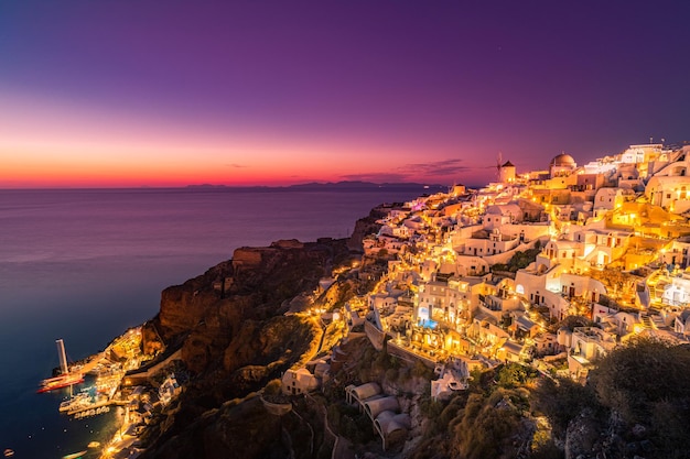 Prachtig uitzicht op het fantastische pittoreske dorpje Oia Romantische traditionele witte huizen en lichten