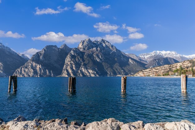 Foto prachtig uitzicht op het gardameer met helderblauwe wateren en de toppen van de alpen