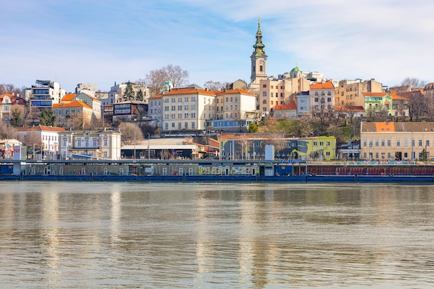 Foto prachtig uitzicht op het historische centrum van belgrado aan de oevers van de rivier de sava, servië