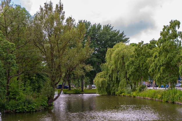 Prachtig uitzicht op het historische stadscentrum aan de rivier op een zonnige dag met blauwe lucht