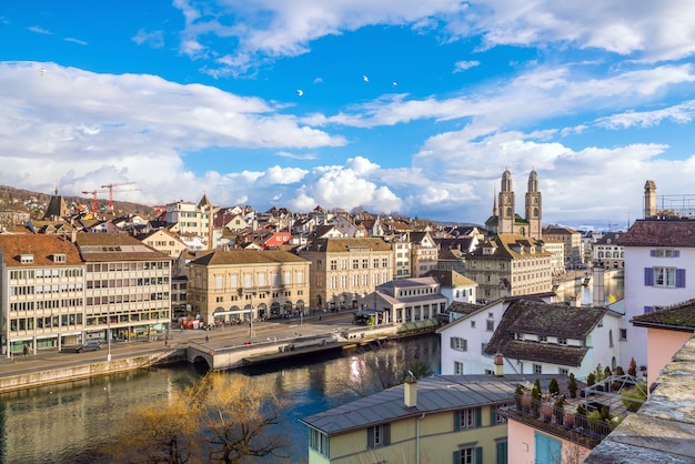 Prachtig uitzicht op het historische stadscentrum van Zürich op een zonnige dag met blauwe lucht
