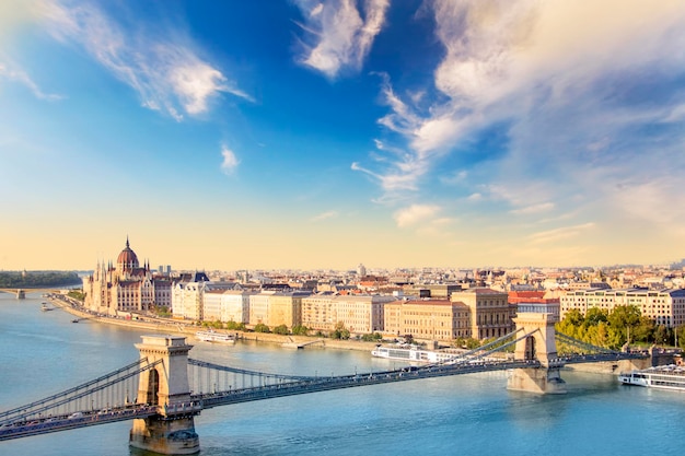 Prachtig uitzicht op het Hongaarse parlement en de kettingbrug in Boedapest, Hongarije