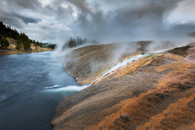 Prachtig uitzicht op het landschap in Yellowstone terwijl hete lente stroomt naar de rivier.