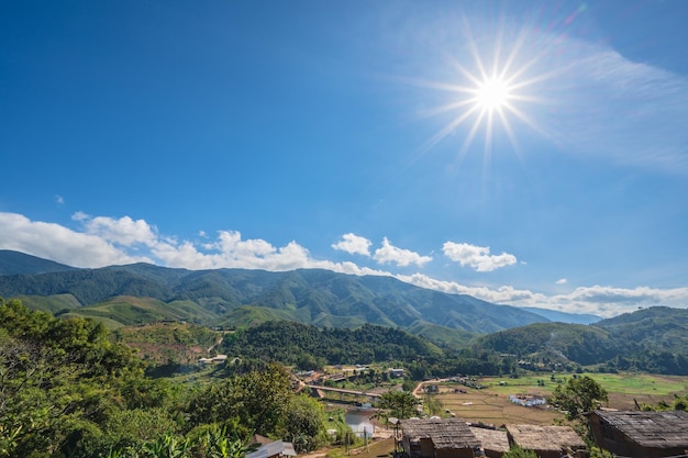 Prachtig uitzicht op het landschap met uitzicht op de bergen bij Sapan Village nan ThailandSapan is een klein en rustig dorp in de bergen