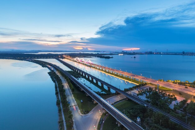 Prachtig uitzicht op het meer bij schemerwegbrug en spoorlijn naar jiujiang-stad China