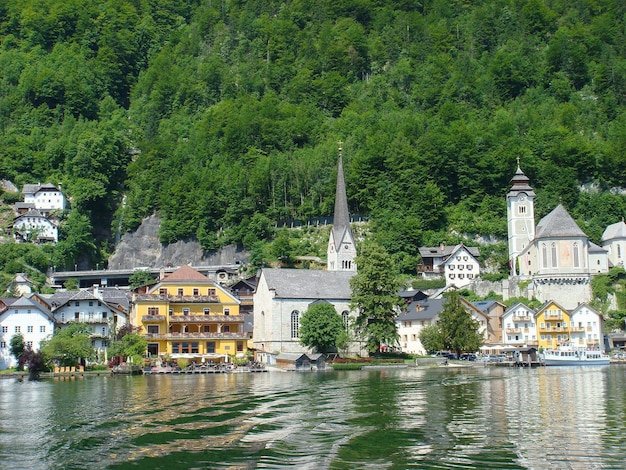Prachtig uitzicht op het meer en de stad op een zomerdag Hallstatt Oostenrijk