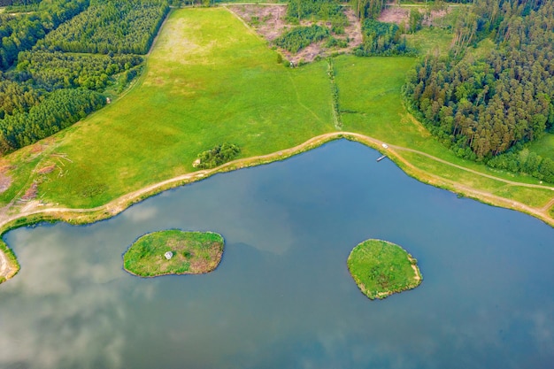 Prachtig uitzicht op het meer in het bos kleine eilanden om te ontspannen op het zomerlandschap van het meer