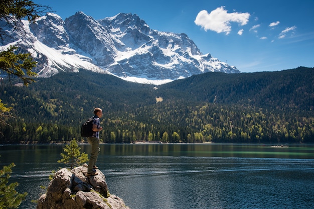 Prachtig uitzicht op het meer naar eibsee en zugspitze