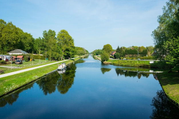 Prachtig uitzicht op het meer tegen de hemel