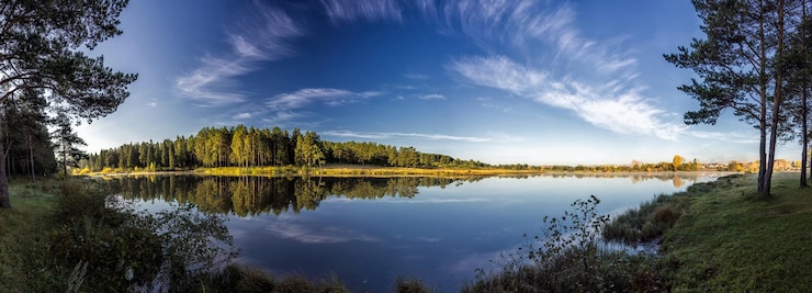 Foto prachtig uitzicht op het meer tegen de hemel