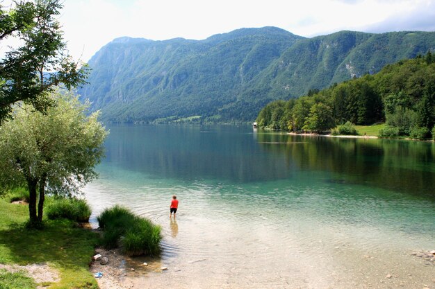 Foto prachtig uitzicht op het meer van bohinj in slovenië