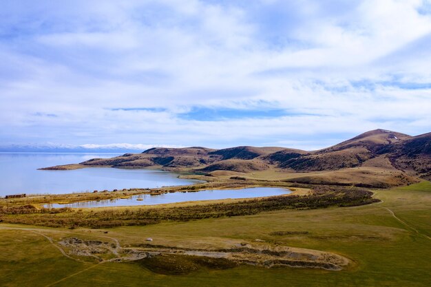 Prachtig uitzicht op het meer van Sevan met heuvels in Armenië