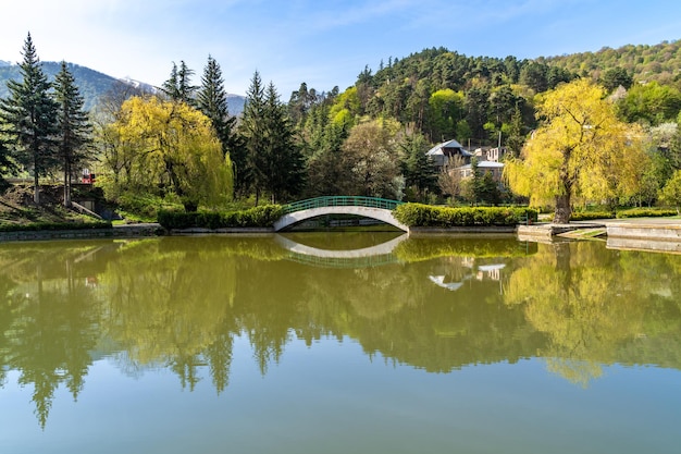 Prachtig uitzicht op het meertje in het stadspark van dilijan op zonnige ochtend