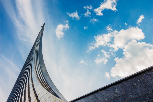 Prachtig uitzicht op het monument voor de veroveraars van de ruimte. Rusland, Moskou