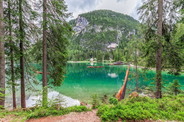 Prachtig uitzicht op het mooiste meer van Bryce in de Italiaanse Dolomieten