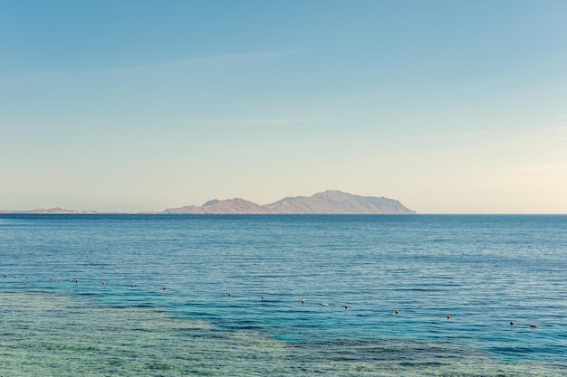 Prachtig uitzicht op het oppervlak van de Rode Zee en het eiland Tiran Egypte Sharm El Sheikh Toerisme en reizen