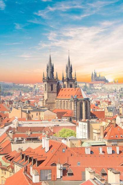 Prachtig uitzicht op het oude stadsplein en de Tyn-kerk en de Sint-Vituskathedraal in Praag