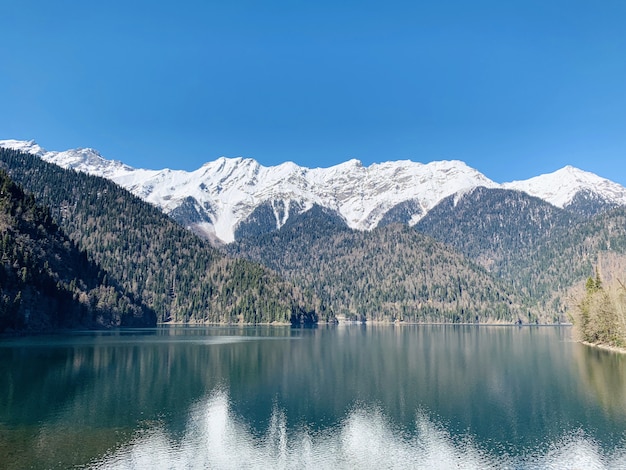 Prachtig uitzicht op het prachtige meer en de bergen