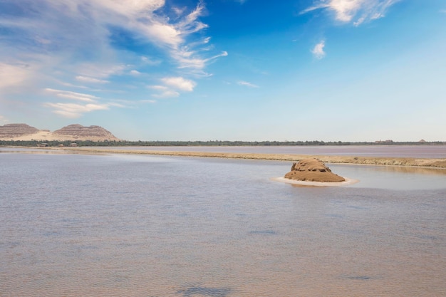 Prachtig uitzicht op het Siwa-zoutmeer in de Siwa-oase, Egypte