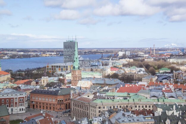 Foto prachtig uitzicht op het stadscentrum in de buurt van de rivier de daugava in riga, letland
