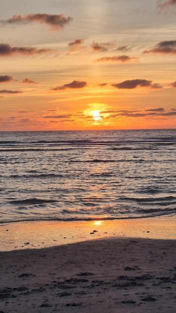 prachtig uitzicht op het strand bij zonsondergang