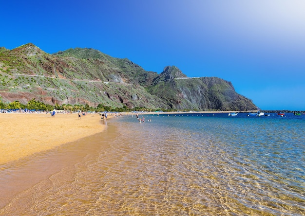 Prachtig uitzicht op het strand las Teresitas met geel zand. Locatie: Santa Cruz de Tenerife, Tenerife, Canarische Eilanden