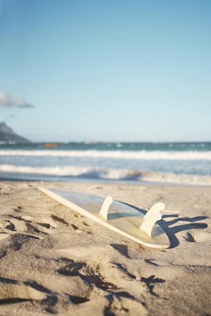 Foto prachtig uitzicht op het strand tegen een heldere hemel