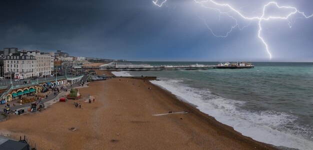 Foto prachtig uitzicht op het strand van brighton van stormachtig weer met onweer en bliksem in brighton, groot-brittannië