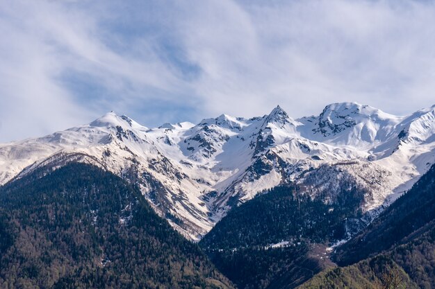 Prachtig uitzicht op het svaneti-gebergte, het hooggebergte van georgië