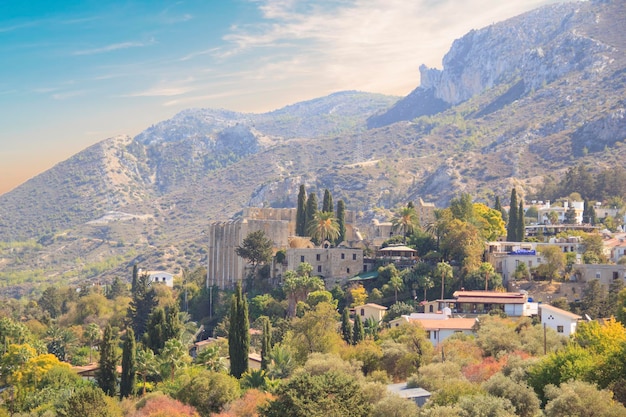 Prachtig uitzicht op het Trooditissa-klooster in het natuurreservaat Cedar Valley in Cyprus