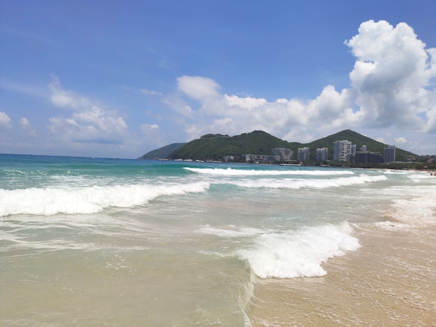 Prachtig uitzicht op het tropische strand van Dadonghai in China op het eiland Hainan in de slee met de oceaan en het zand naar het strand