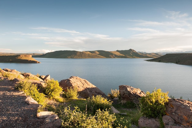 Prachtig uitzicht op het Umayo-meer vanaf het schiereiland Sillustani, Peru