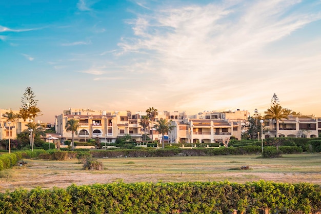 Prachtig uitzicht op het wooncomplex Marina in het centrum van El Alamein, Egypte