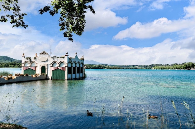 Prachtig uitzicht op Lake Banyoles (Banyoles) met de oude witte zomerhuisjes. Girona, Catalonië.