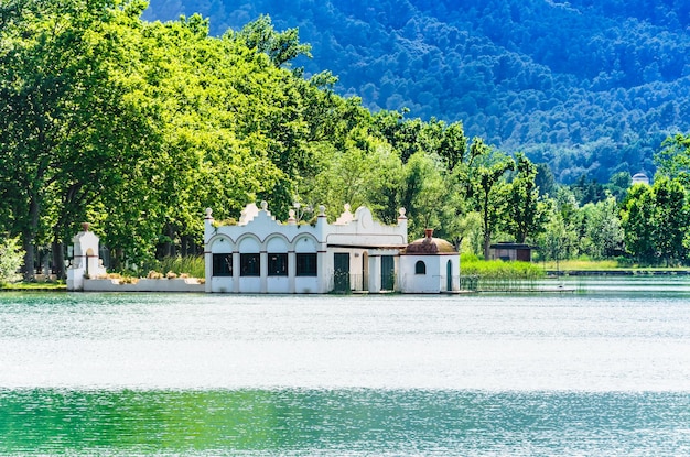 Prachtig uitzicht op lake banyoles banyoles met de oude witte zomerhuizen girona catalonië