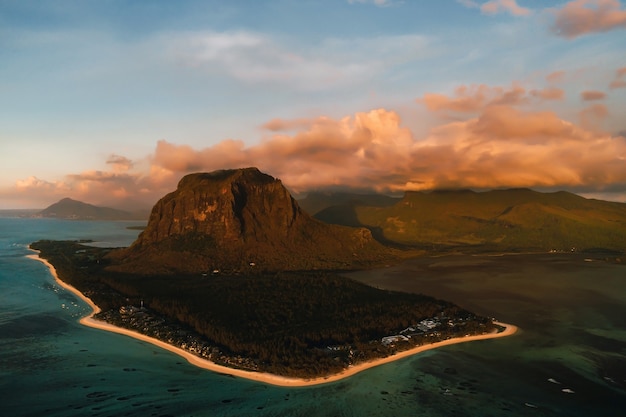 Prachtig uitzicht op Le Morne Brabant bij zonsondergang