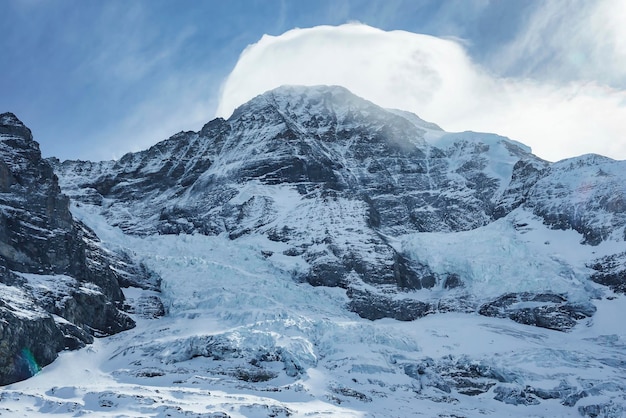 Prachtig uitzicht op majestueuze besneeuwde Berner bergen