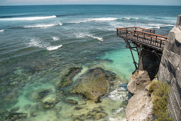 Prachtig uitzicht op oceaangolven en grote rots in Bali Rechtenvrije Stockafbeeldingen