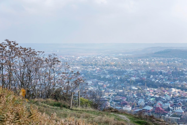 Prachtig uitzicht op particuliere huizen uit de bergen in de mist Toerisme en reizen