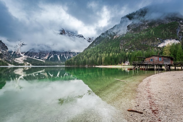 Prachtig uitzicht op Pragser Wildsee in Dolomieten Europa